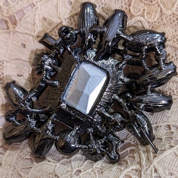 NWOT GLAMOROUS STATEMENT BROOCH - Picture 2 of 2